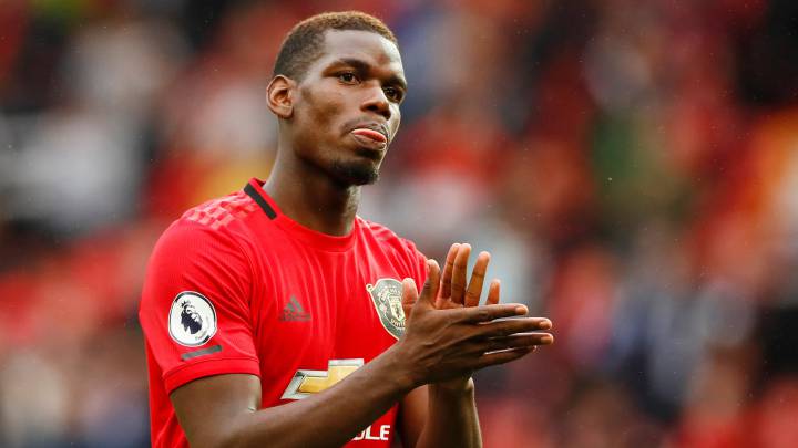 Paul Pogba applauds the fans after the match between Manchester United and Chelsea