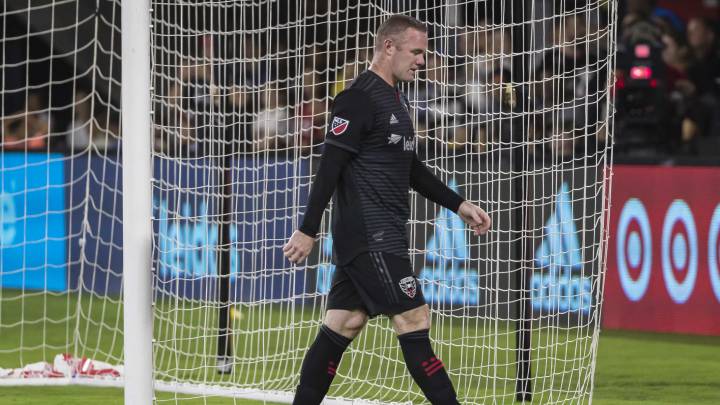 Wayne Rooney sent off for smashing rival's face