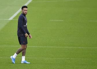 Neymar trains with PSG