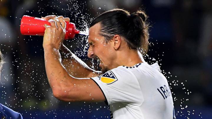 Zlatan Ibrahimovic splashes water to himself during an LA Galaxy game