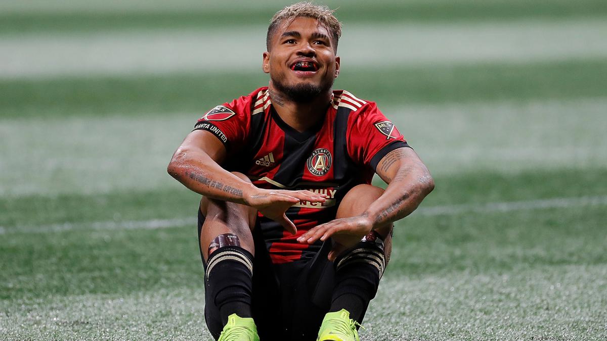 De Boer fears 'serious' injury after Atlanta's Martinez is carried off on stretcher