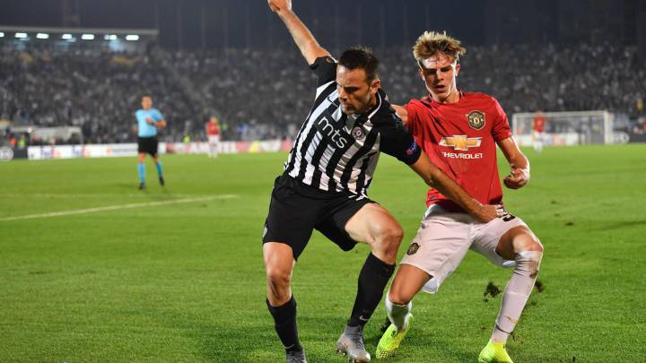 Solskjaer praises teenage pair as United win in Belgrade