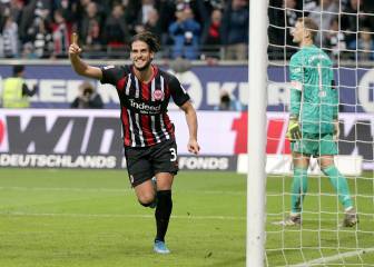 Frankfurt thrash 10-man Bayern Munich 5-1