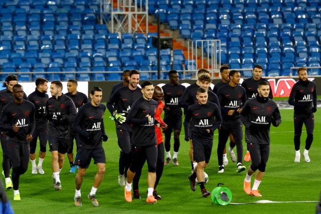 The PSG team trains at the Santiago Bernabeu.