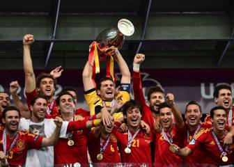 Spaniards dominate France Football's 'team of the decade'
