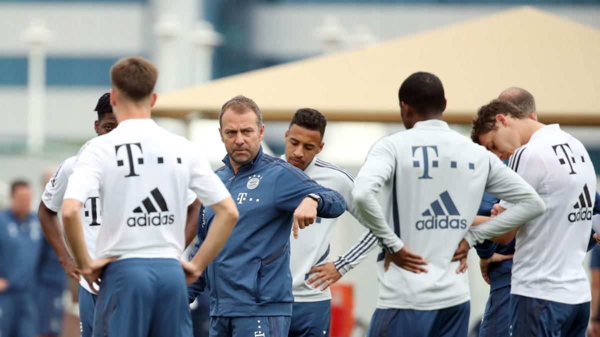 Flick defends transfer comments as Lewandowski nears Bayern Munich return