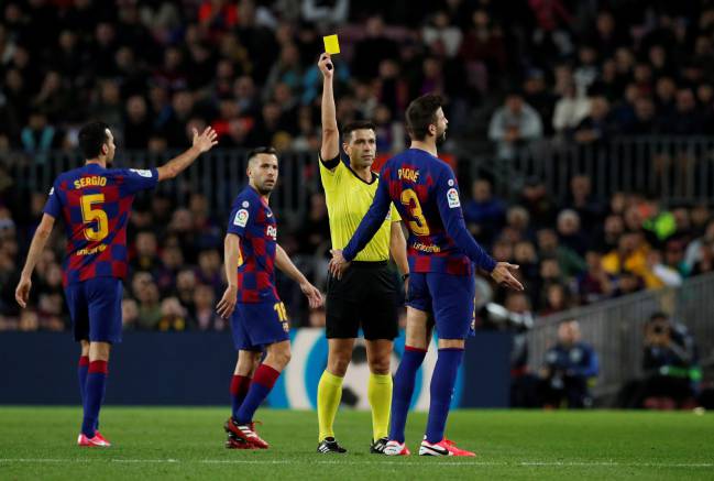 Piqué booked against Levante.