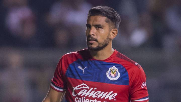 Miguel Ponce gets into an physical altercation with a fan at the airport