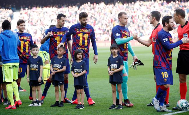 Barcelona's Lionel Messi, Marc-Andre ter Stegen, Gerard Pique, Sergio Busquets and Sergi Roberto wear shirts in reference to Ousmane Dembélé.