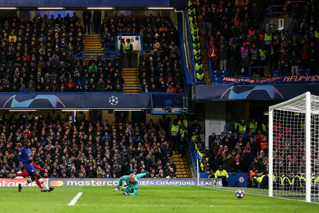 The Spanish goalkeeper has not featured for Frank Lampard's side since the draw against Arsenal on 21 January, giving his national team coach the blues.