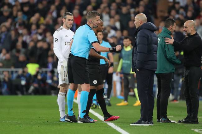Referee Daniele Orsato has a word with Zidane.