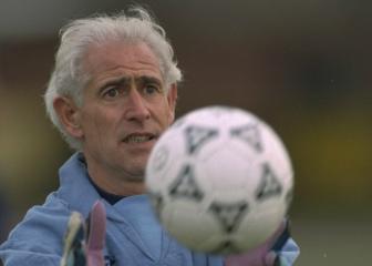 Chelsea goalkeeping great Peter Bonetti dies after long illness