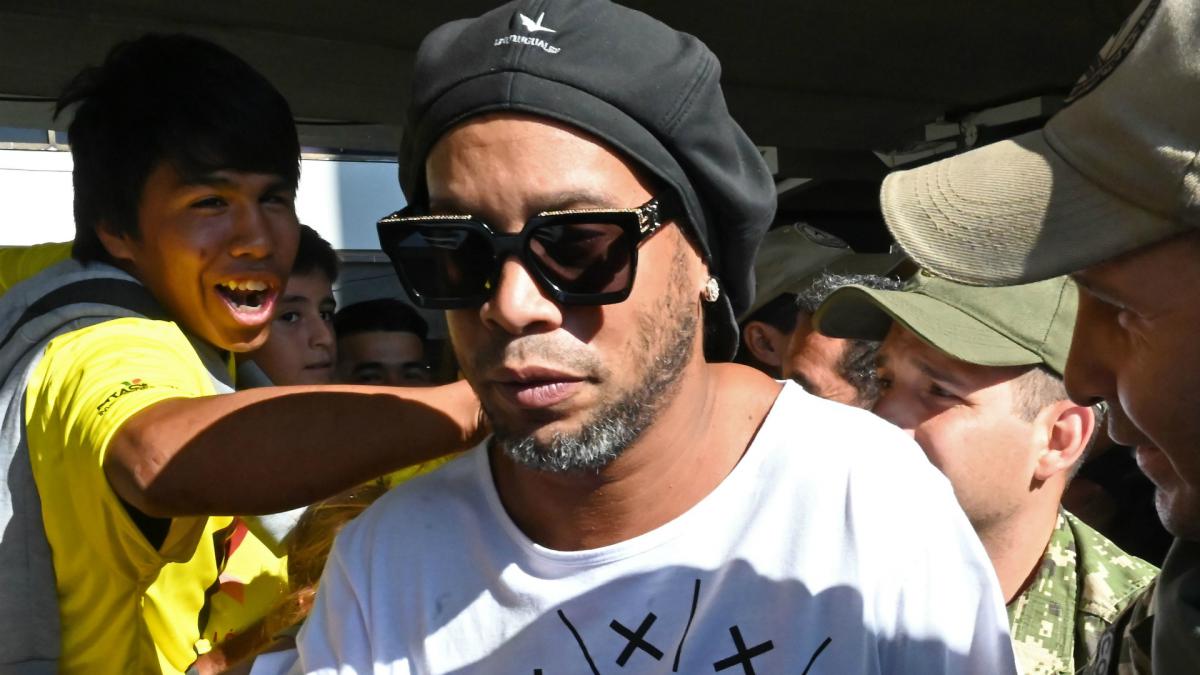 Ronaldinho maintains his innocence after Paraguay arrest
