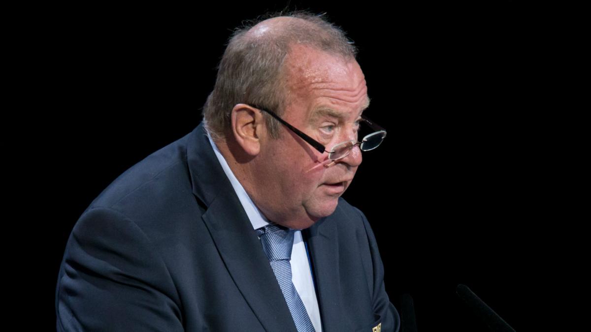 Coronavirus: FIFA medical chief calls for all leagues to be cancelled