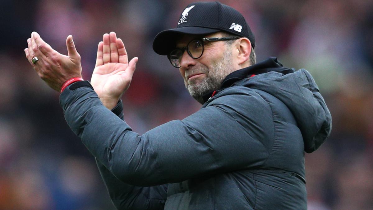 Coronavirus: Klopp dons face covering as Liverpool return to training