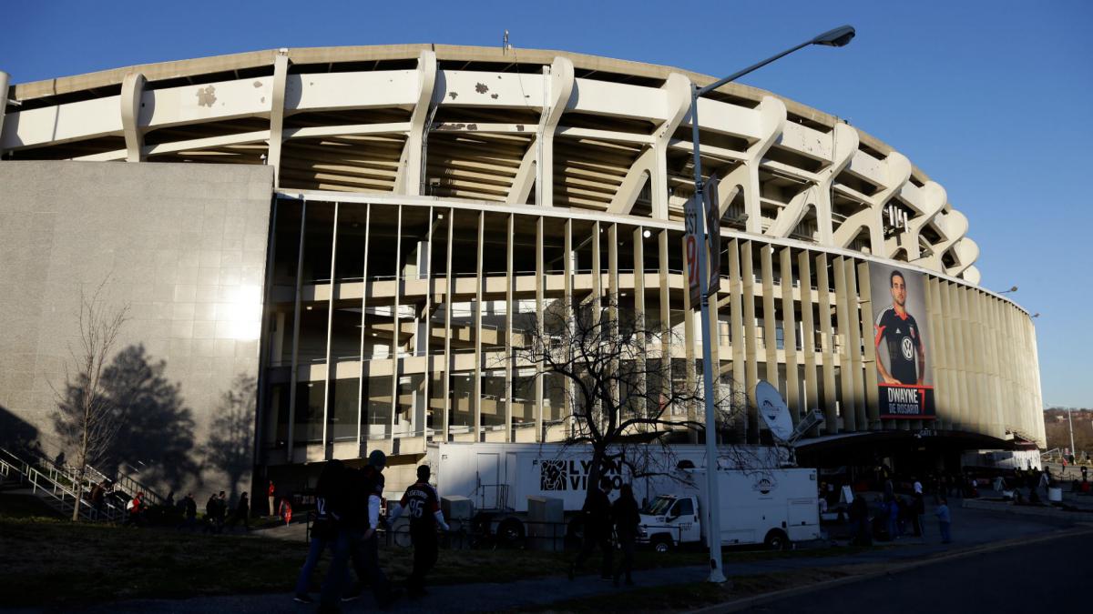 Statues removed of former owners of Twins, Redskins for racist ties