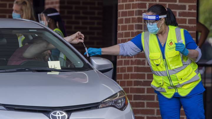 Which U.S. states still have travel resrtrictions and self-quarantine measures?