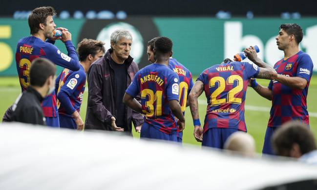 Unhappy scenes | FC Barcelona coach Quique Setien of FC Barcelona with his players during the La Liga Santander match against Celta Vigo.