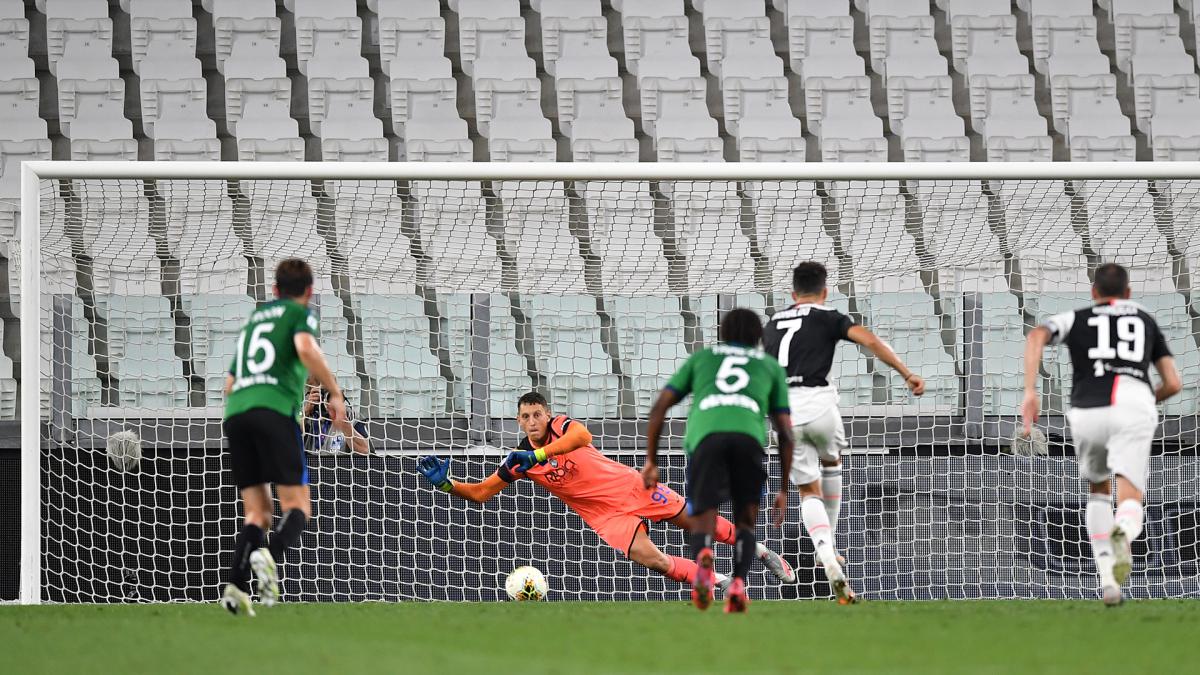 Ronaldo handles pressure in an incredible way – Sarri praises Juventus star