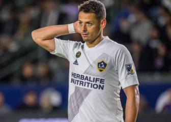 Chicharito Hernández is seeing limping in Los Angeles airport