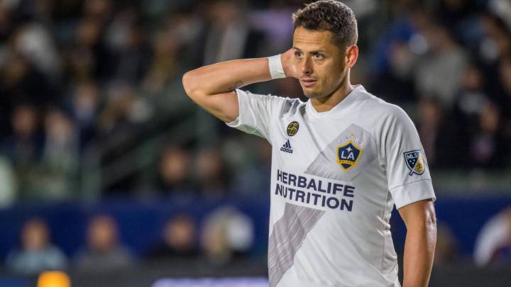 Chicharito Hernández is seeing limping in Los Angeles airport