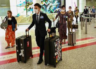 Singapore to monitor arriving passengers with wristbands