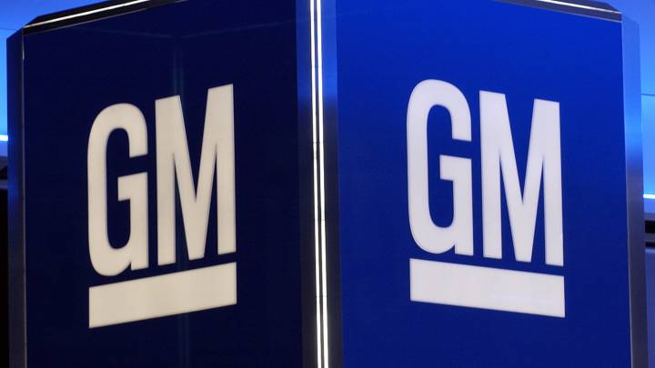 FILES)The corporate logo for the General Motors Corporation is pictured in this January 11,2005 file photo during the North American International Auto Show at Cobo Hall in Detroit, Michigan. - General Motors and Nikola announced on September 8, 2020 a strategic partnership under which GM will receive an 11 percent stake in the electric truck company in exchange for providing technology and manufacturing.The American auto giant will provide "in-kind" services to the electric truck startup and will "engineer, homologate, validate and manufacturer the Nikola Badger battery electric and fuel cell versions," the companies said in a joint press release. (Photo by STAN HONDA / AFP)