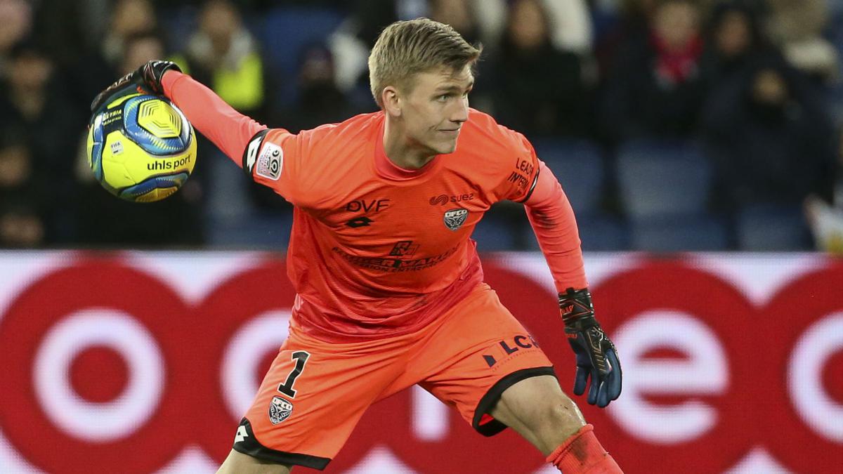 Arsenal bring in Runarsson following Martinez's departure