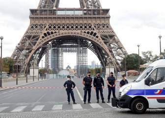 Eiffel tower evacuated due to alleged bomb scare