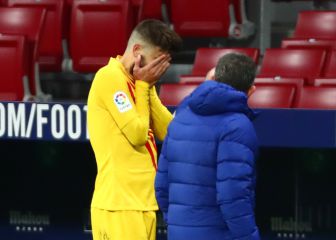 Piqué limps off team bus with serious knee injury