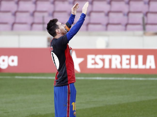 Barcelona Lionel Messi scores and pays tribute to the late Diego Armando Maradona.