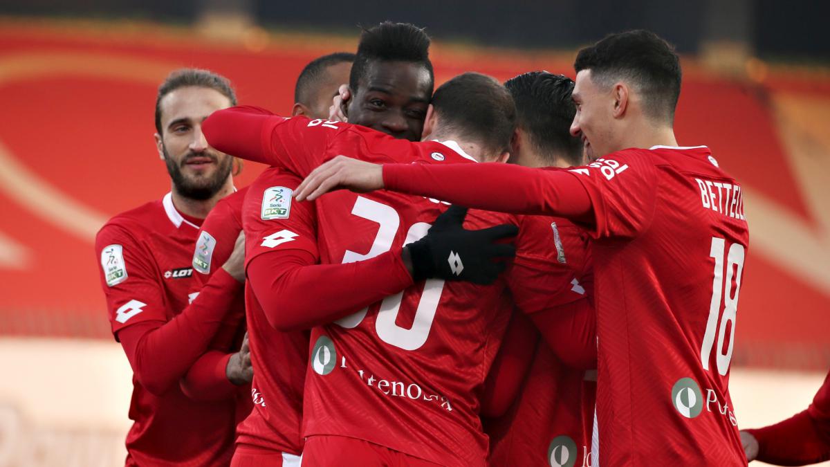 Mario Balotelli scores four minutes into Monza debut