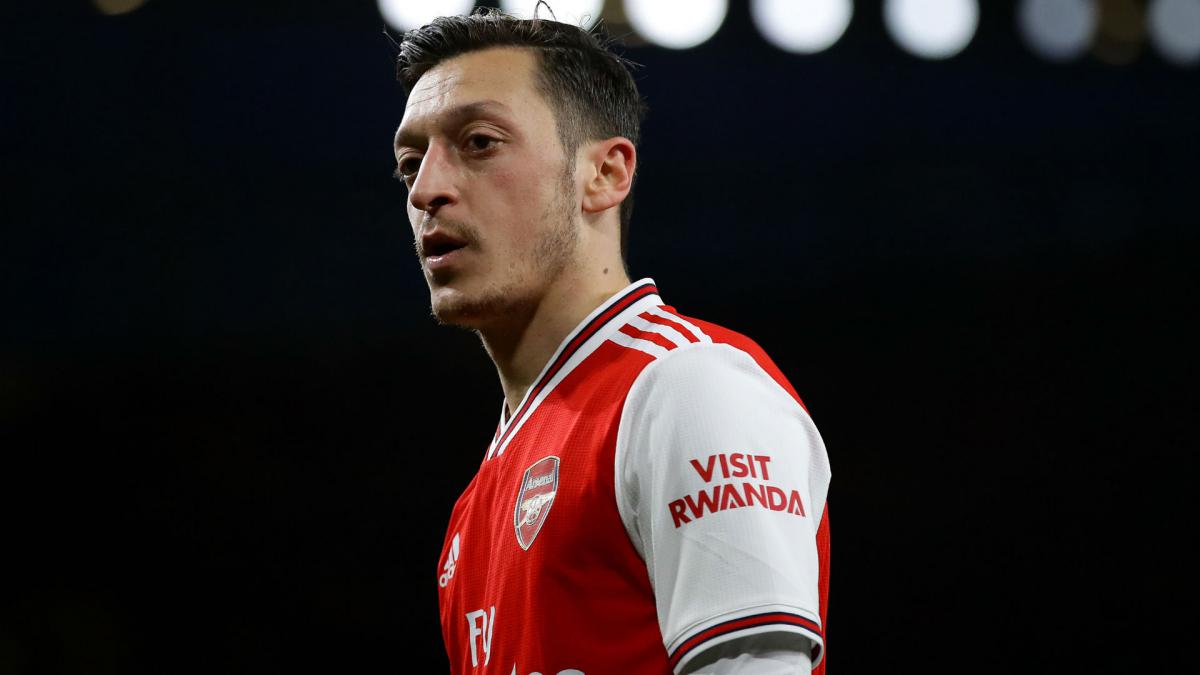 Arteta to wait until end of transfer window to make Ozil decision