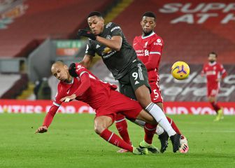 Man Utd stay top as defence repels Liverpool
