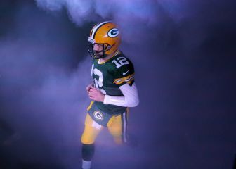 How much does Aaron Rodgers earn per year? What was his 2020 income?