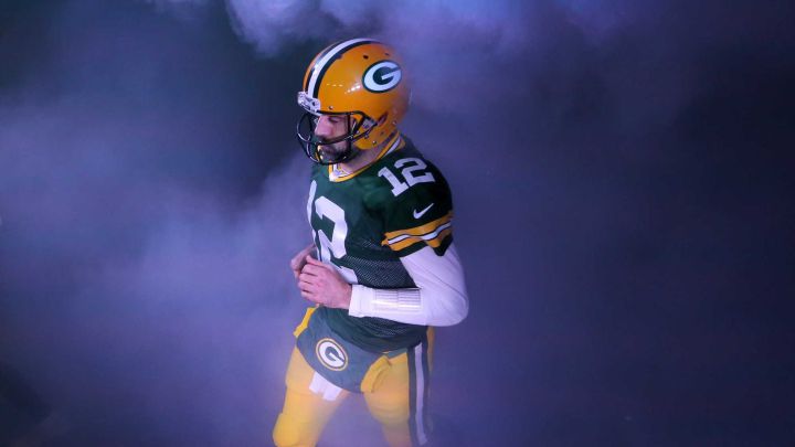 How much does Aaron Rodgers earn per year? What was his 2020 income?