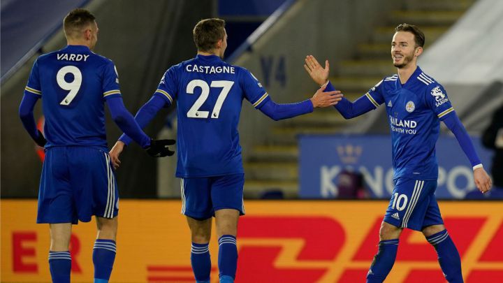 Leicester go top of Premier League with win over Chelsea