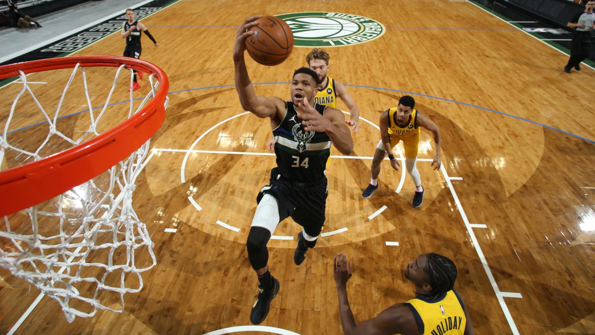 Giannis' triple-double lifts Bucks, Mavs snap losing streak
