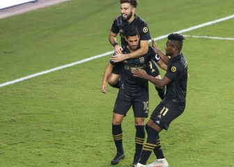 Carlos Vela gets mad at Bob Bradley for taking him off too early