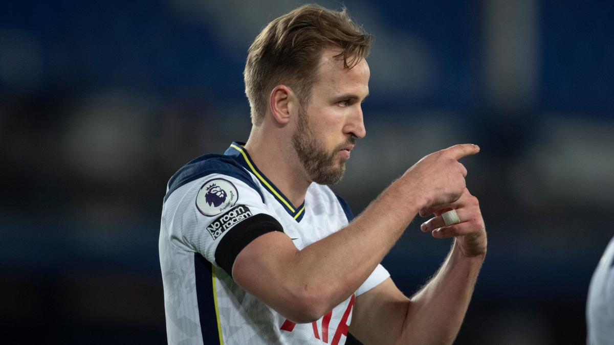 Kane wants talks with Tottenham chairman Levy as striker admits to 'crossroads' in career