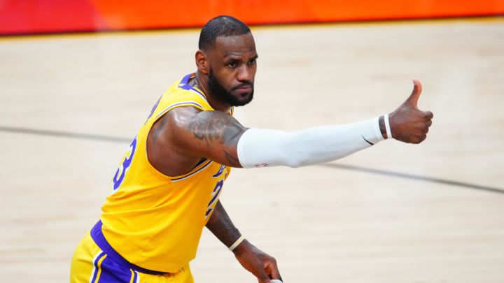 Why was Porzingis penalized by the NBA and not Lebron James?