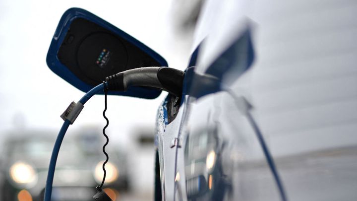 How does $12,500 EV tax credit work?