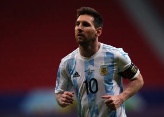 Messi signs Messi - Argentina star autographs tattoo of himself