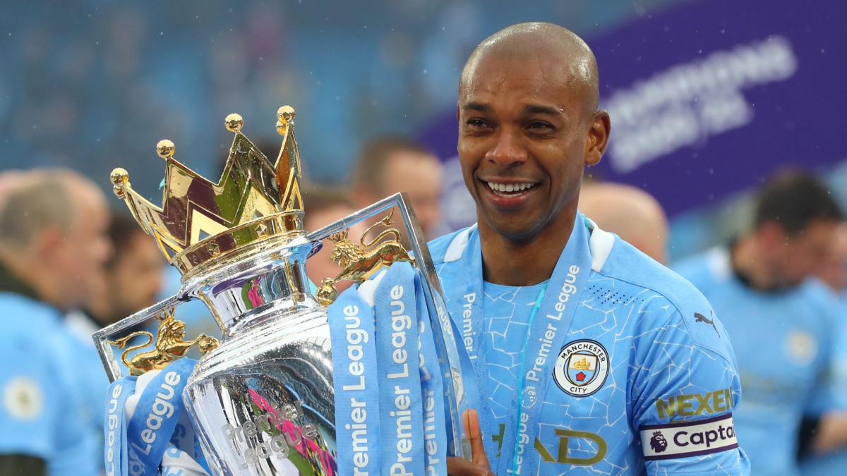 BREAKING NEWS: Captain Fernandinho signs new Man City deal
