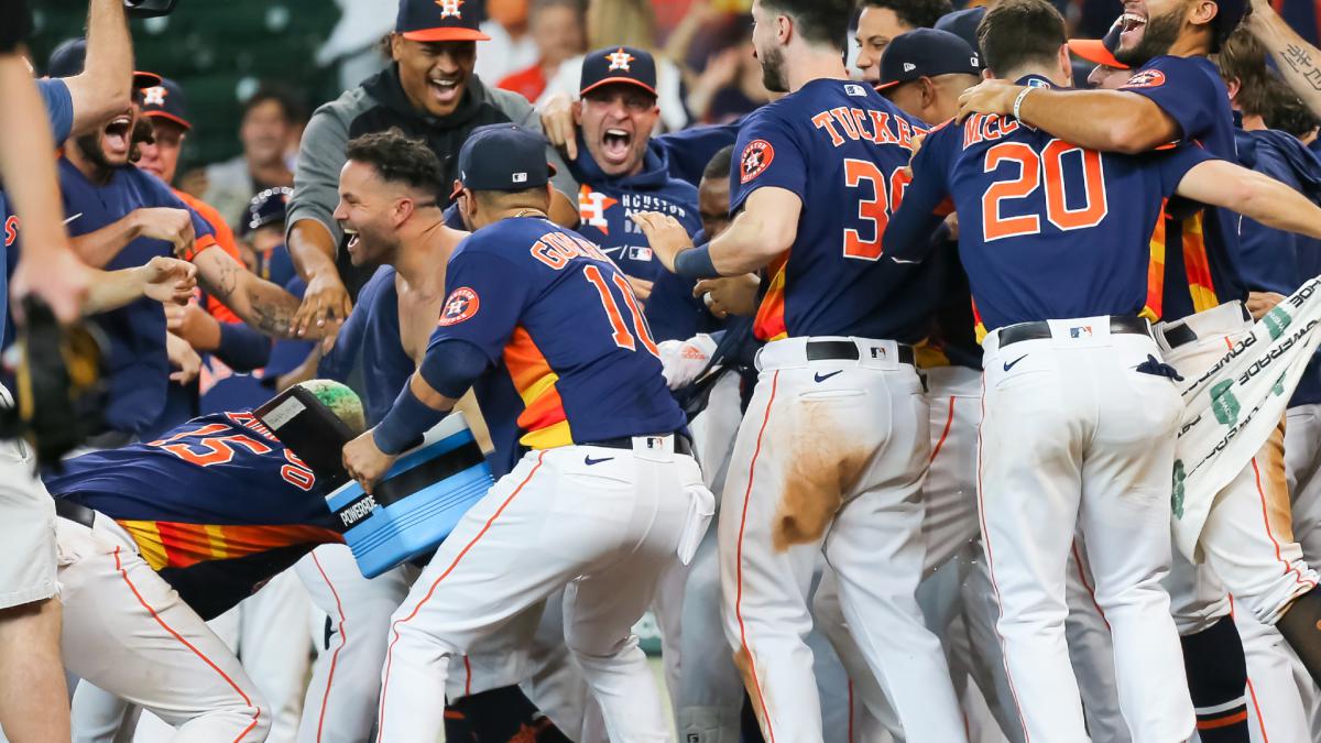 Altuve's walk-off homer sinks Yankees, Giants win again