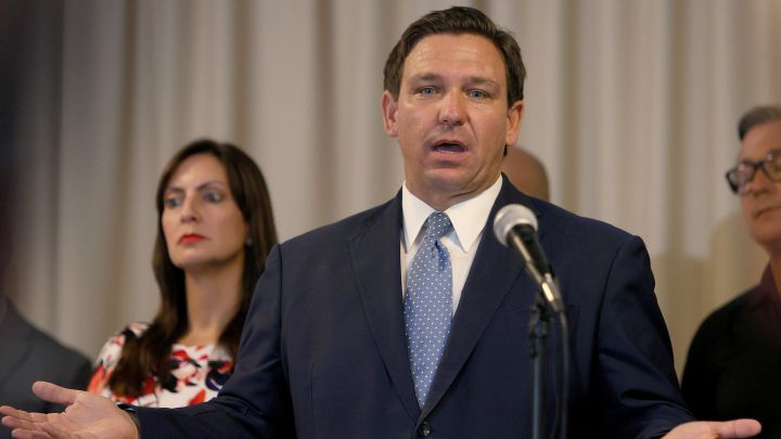 Why has Ron DeSantis avoided a vaccine mandate for Florida?
