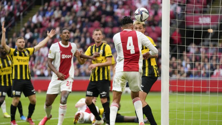Edson Álvarez scores his first goal of the season for Ajax