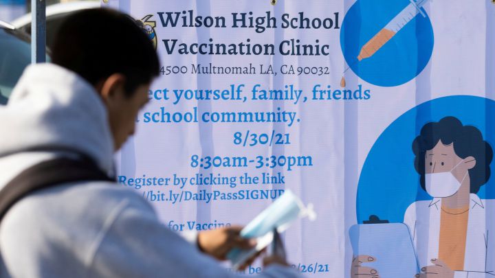 What are the details of the Los Angeles school district's vaccine mandate?