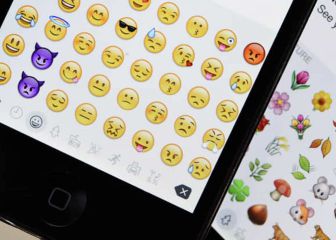 The new emojis set for our smartphones: 'heart hands', 'troll', 'biting lip'...