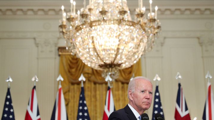 How many Americans does Biden's vaccine mandate apply to?